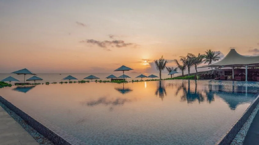 Hồ bơi tại Fusion Resort Cam Ranh – góc 2