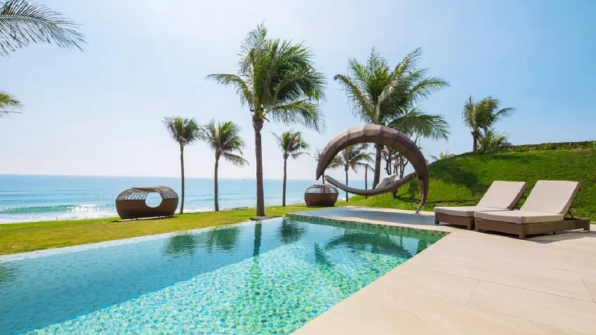 Hồ bơi riêng nhìn ra biển tại Fusion Resort Cam Ranh