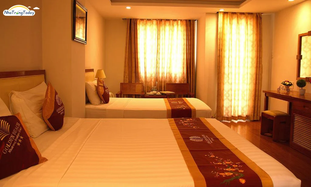 Phòng hai giường cạnh cửa sổ tại Golden Beach Nha Trang Boutique Hotel