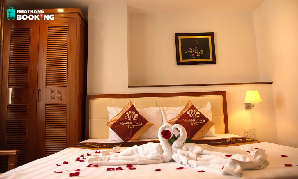 Phòng giường đôi với khăn trang trí tại Golden Beach Nha Trang Boutique Hotel
