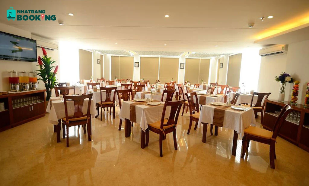 Không gian nhà hàng tại Golden Beach Nha Trang Boutique Hotel