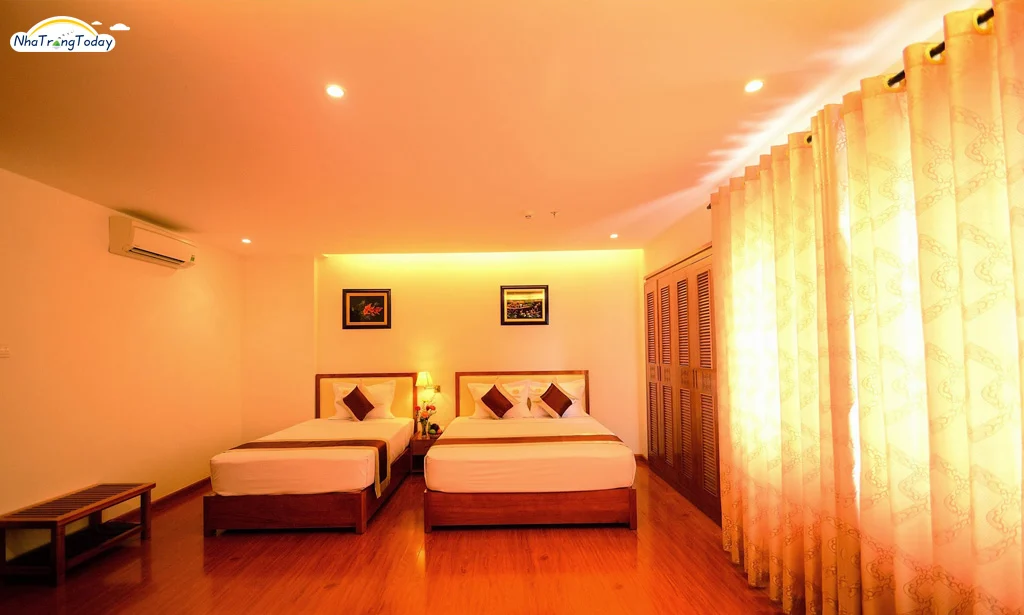 Phòng hai giường với cửa sổ lớn tại Golden Beach Nha Trang Boutique Hotel