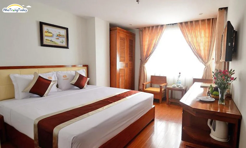 Phòng giường đôi có cửa sổ lớn tại Golden Beach Nha Trang Boutique Hotel
