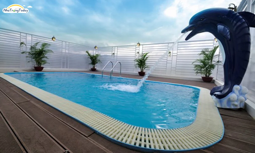 Khu vực hồ bơi tại Golden Beach Nha Trang Boutique Hotel