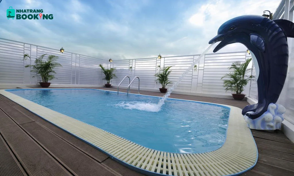 Hồ bơi ngoài trời tại Golden Beach Nha Trang Boutique Hotel