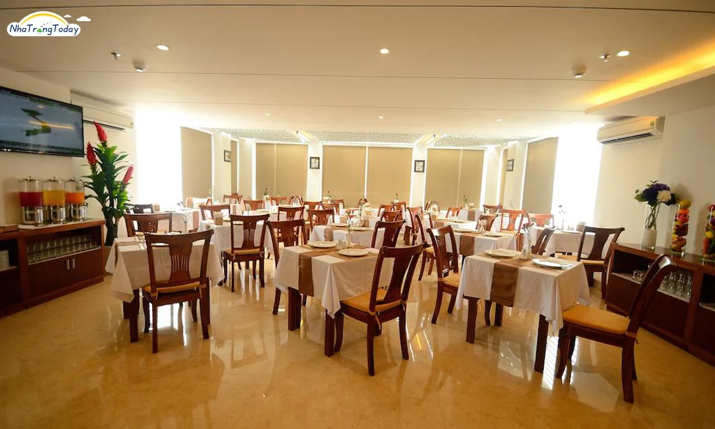 Không gian phục vụ ăn uống tại Golden Beach Nha Trang Boutique Hotel