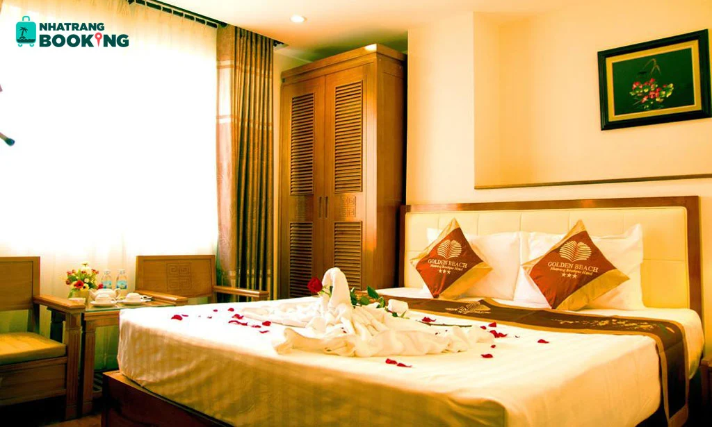 Phòng giường đôi trang trí cho cặp đôi tại Golden Beach Nha Trang Boutique Hotel