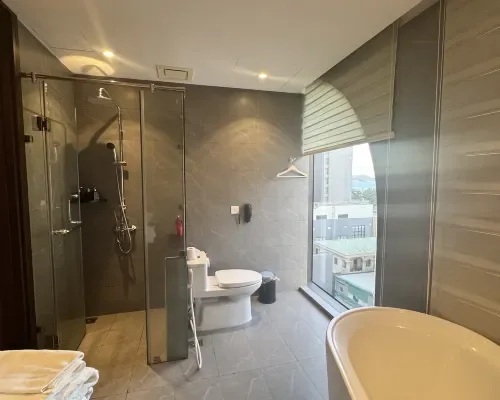 Phòng tắm tại Grand Tourane Nha Trang Hotel – góc 3