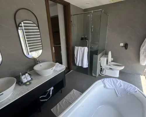 Phòng tắm tại Grand Tourane Nha Trang Hotel – góc 4