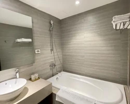 Phòng tắm tại Green Beach Hotel Nha Trang – góc 4