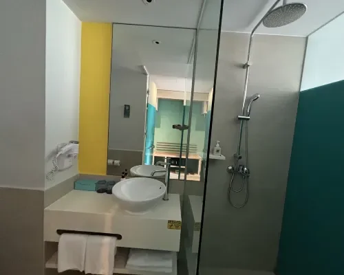 Phòng tắm tại ibis Styles Nha Trang – góc 2