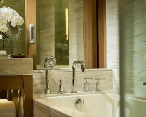 Bồn rửa trong phòng tắm InterContinental Nha Trang