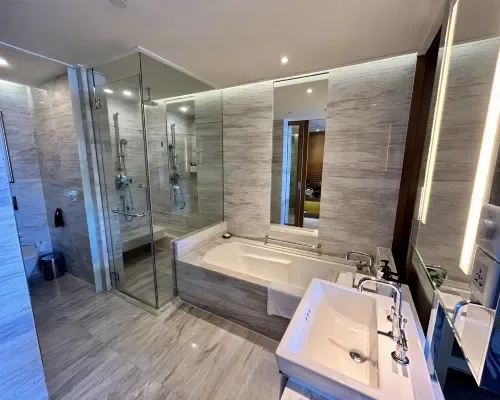 Phòng tắm với bồn tắm và buồng tắm đứng