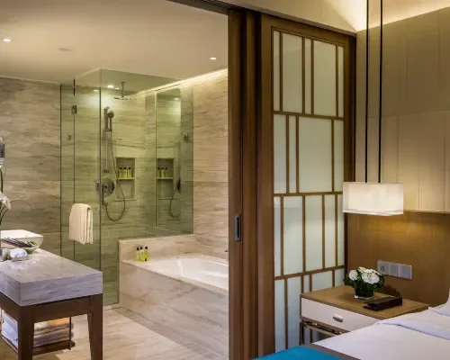 Phòng ngủ nối với phòng tắm lát đá