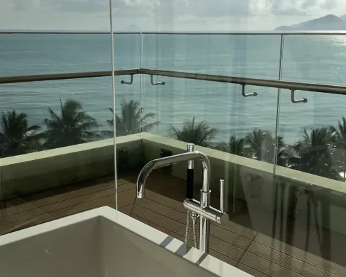 Bồn tắm nhìn ra biển