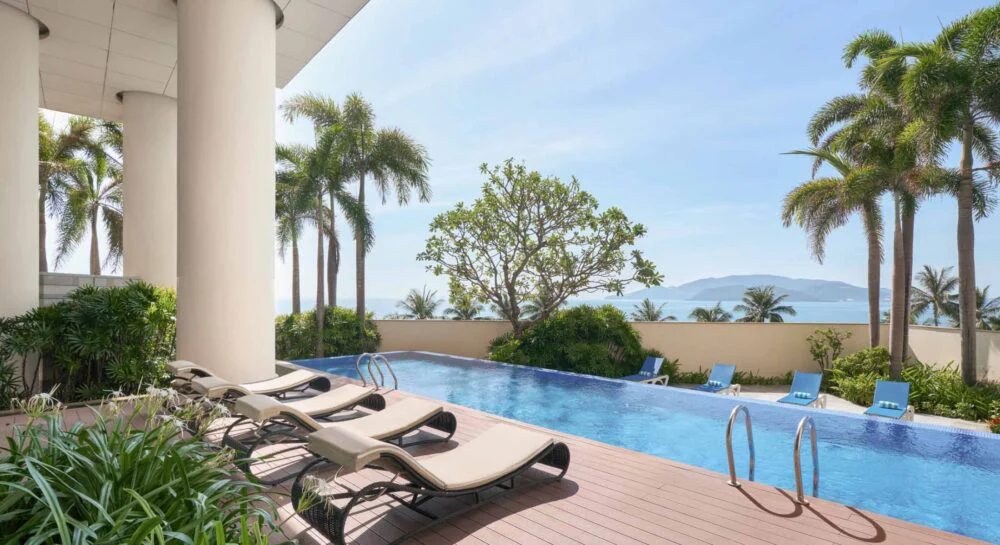 Hồ bơi tại InterContinental Residences Nha Trang – góc 2
