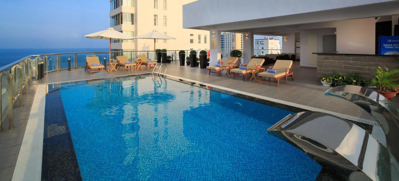 Hồ bơi tại LegendSea Hotel Nha Trang
