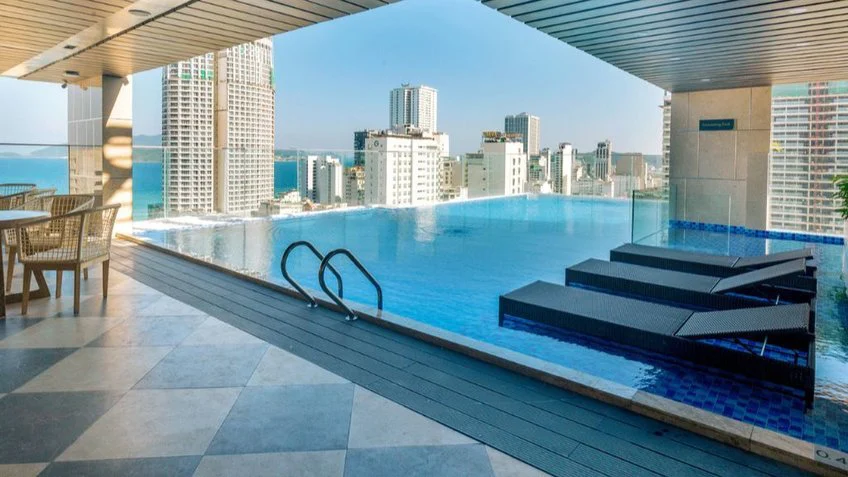 Hồ bơi tại LeMore Hotel Nha Trang