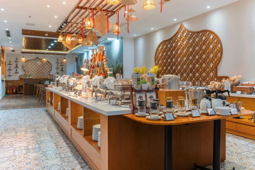 Không gian ăn uống tại Le’s Cham Hotel Nha Trang – góc 5