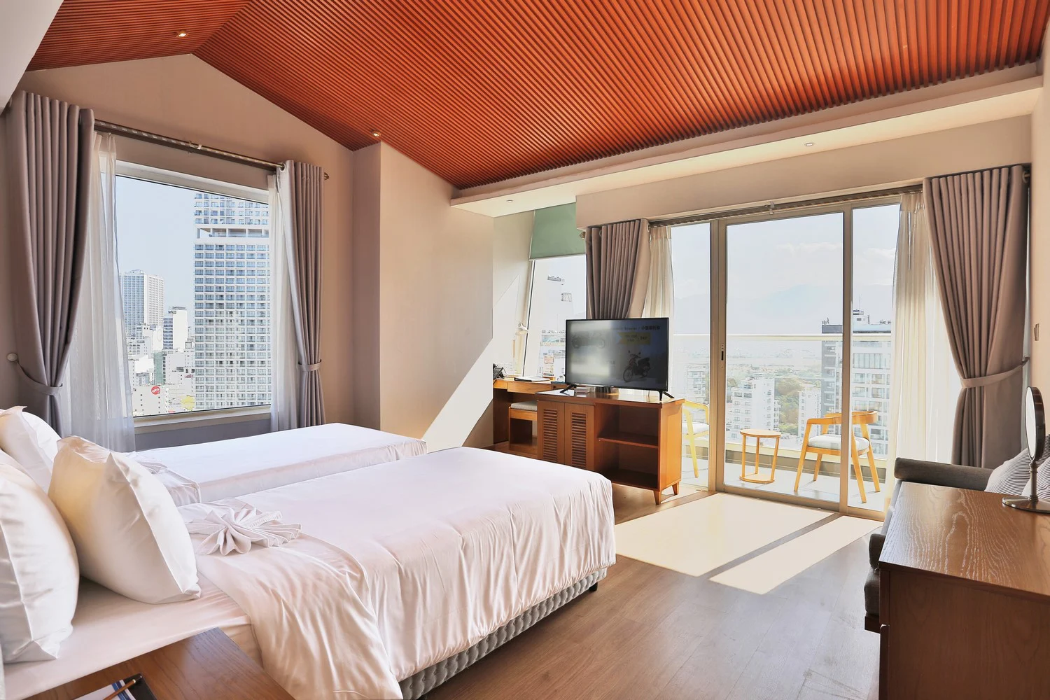 Phòng nghỉ tại Le’s Cham Hotel Nha Trang – góc 2