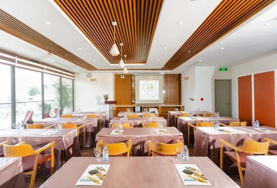 Không gian ăn uống tại Le’s Cham Hotel Nha Trang – góc 3