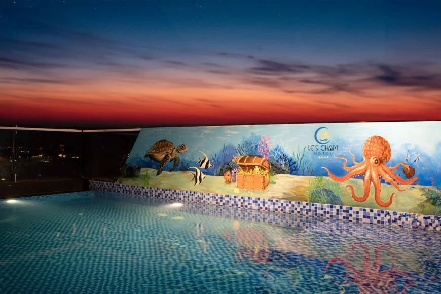 Hồ bơi tại Le’s Cham Hotel Nha Trang – góc 2