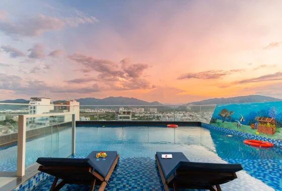 Hồ bơi tại Le’s Cham Hotel Nha Trang