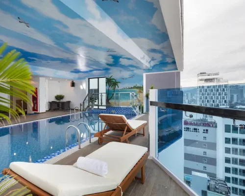 Hồ bơi trên cao có mái che tại Lucky Sun Hotel Nha Trang Beach