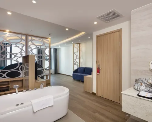 Khu ngủ và phòng tắm trong suite tại Lucky Sun Hotel Nha Trang Beach