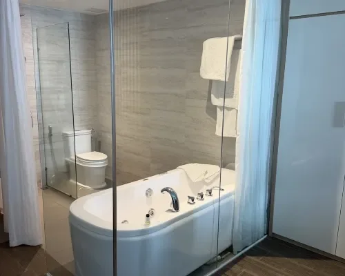 Bồn tắm cạnh cửa kính tại Lucky Sun Hotel Nha Trang Beach