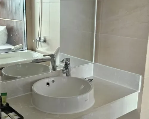 Phòng tắm tại Majestic Premium Hotel Nha Trang – góc 4