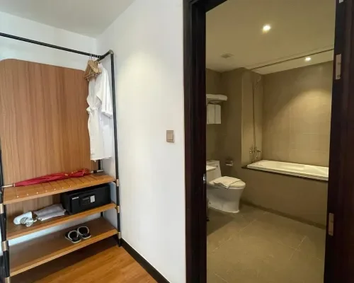 Phòng tắm tại Majestic Premium Hotel Nha Trang – góc 2