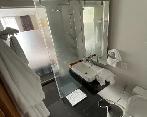 Phòng tắm tại Maple Hotel & Apartment Nha Trang – góc 2