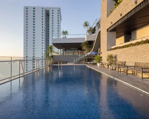 Hồ bơi tại Maple Hotel & Apartment Nha Trang – góc 2