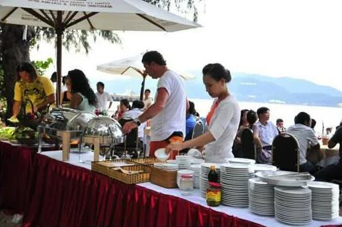 Khu buffet ngoài trời tại Maritime Hotel Nha Trang