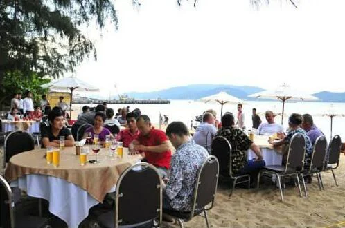 Khu ăn uống ngoài trời hướng biển tại Maritime Hotel Nha Trang