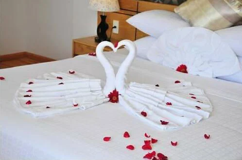 Giường đôi trang trí cho cặp đôi tại Maritime Hotel Nha Trang