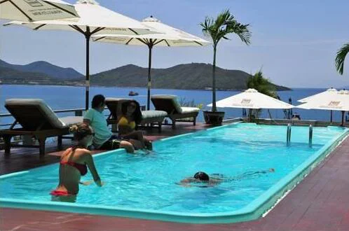 Hồ bơi ngoài trời hướng biển tại Maritime Hotel Nha Trang