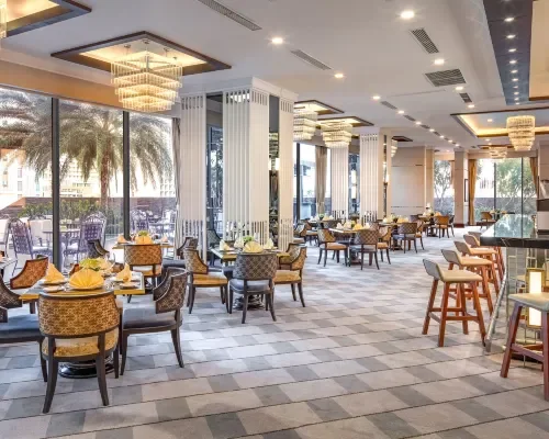 Khu bàn ăn của nhà hàng tại Meliá Vinpearl Nha Trang Empire