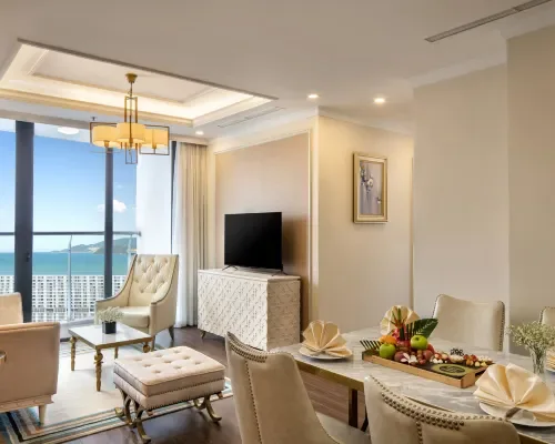 Khu khách và bàn ăn trong suite tại Meliá Vinpearl Nha Trang Empire