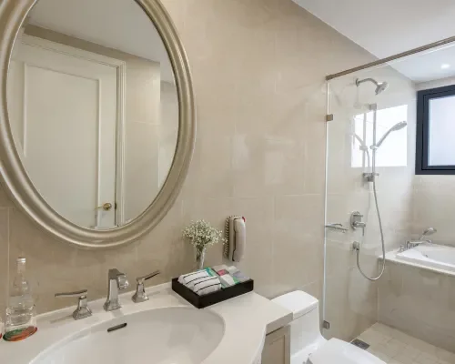 Phòng tắm với bồn tắm tại Meliá Vinpearl Nha Trang Empire