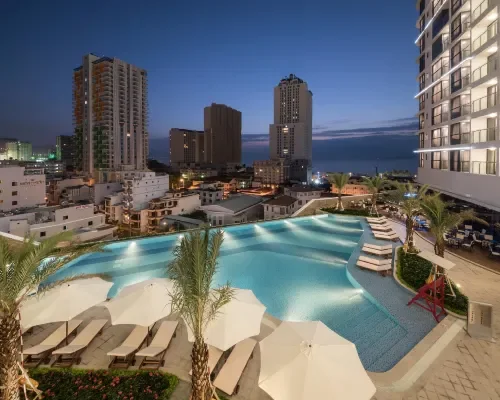 Hồ bơi về đêm tại Meliá Vinpearl Nha Trang Empire
