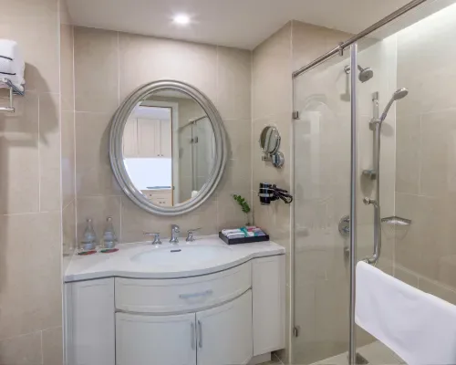 Phòng tắm có buồng tắm kính tại Meliá Vinpearl Nha Trang Empire