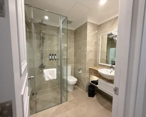 Phòng tắm tại Mercure Nha Trang Beach – góc 3