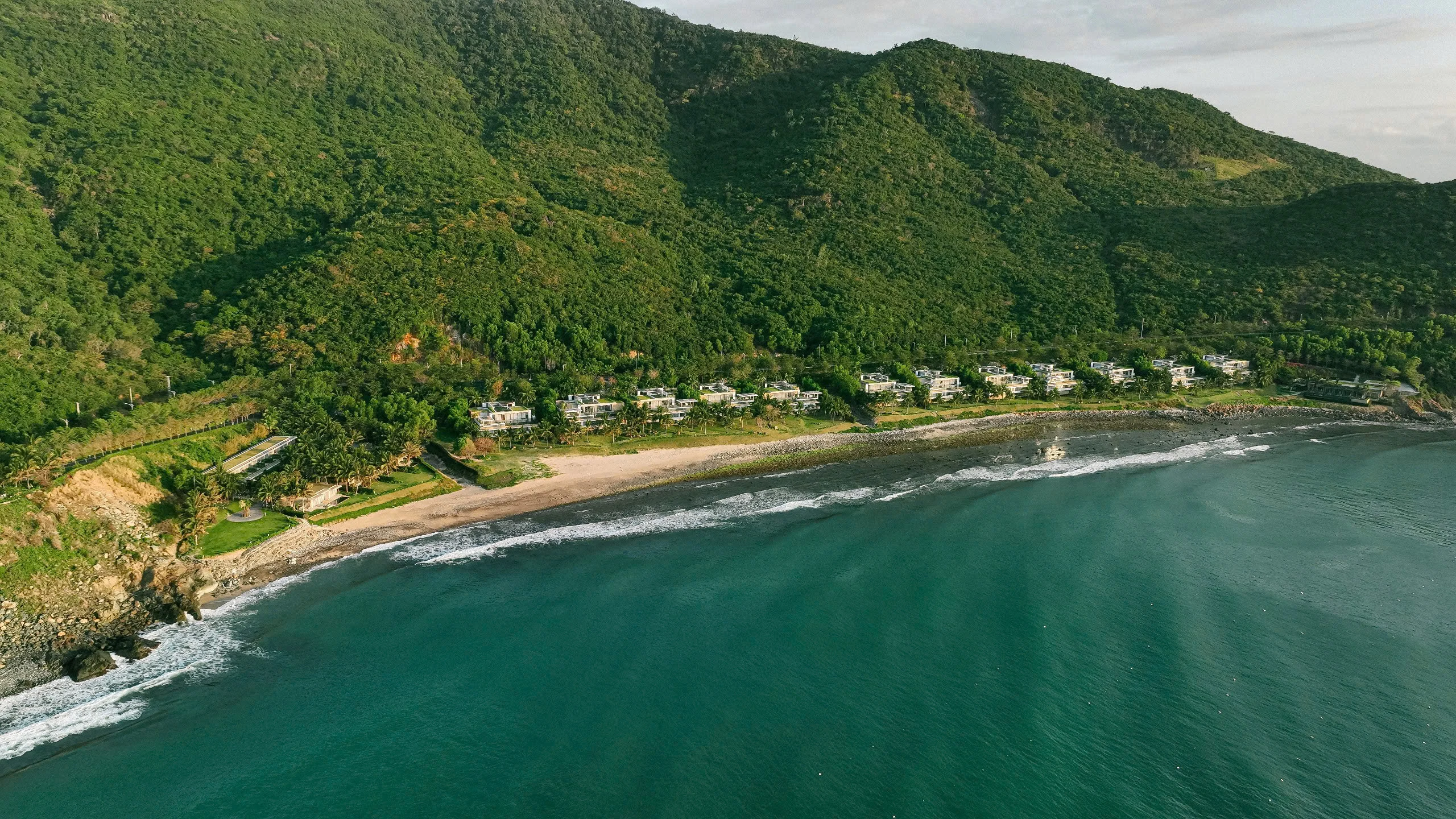 Toàn cảnh bờ biển và khuôn viên Mia Resort Nha Trang