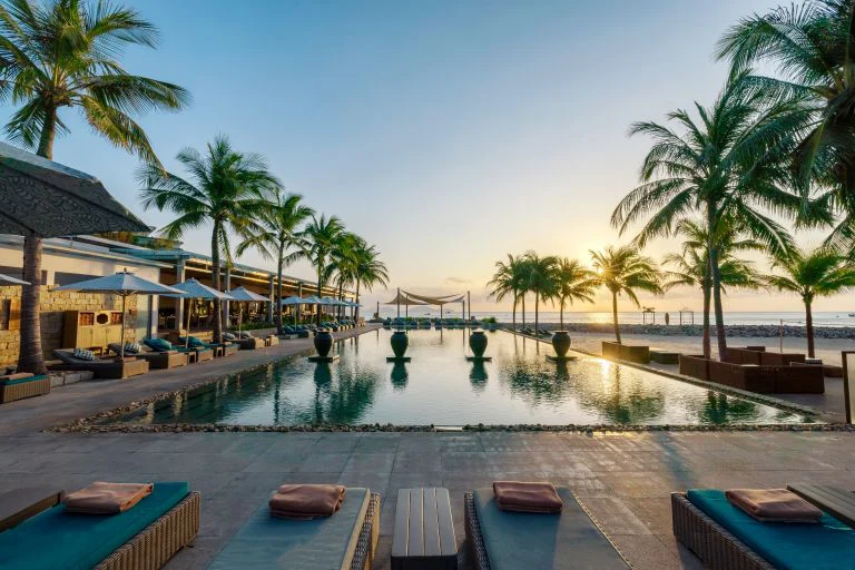Hồ bơi tại Mia Resort Nha Trang – góc 2