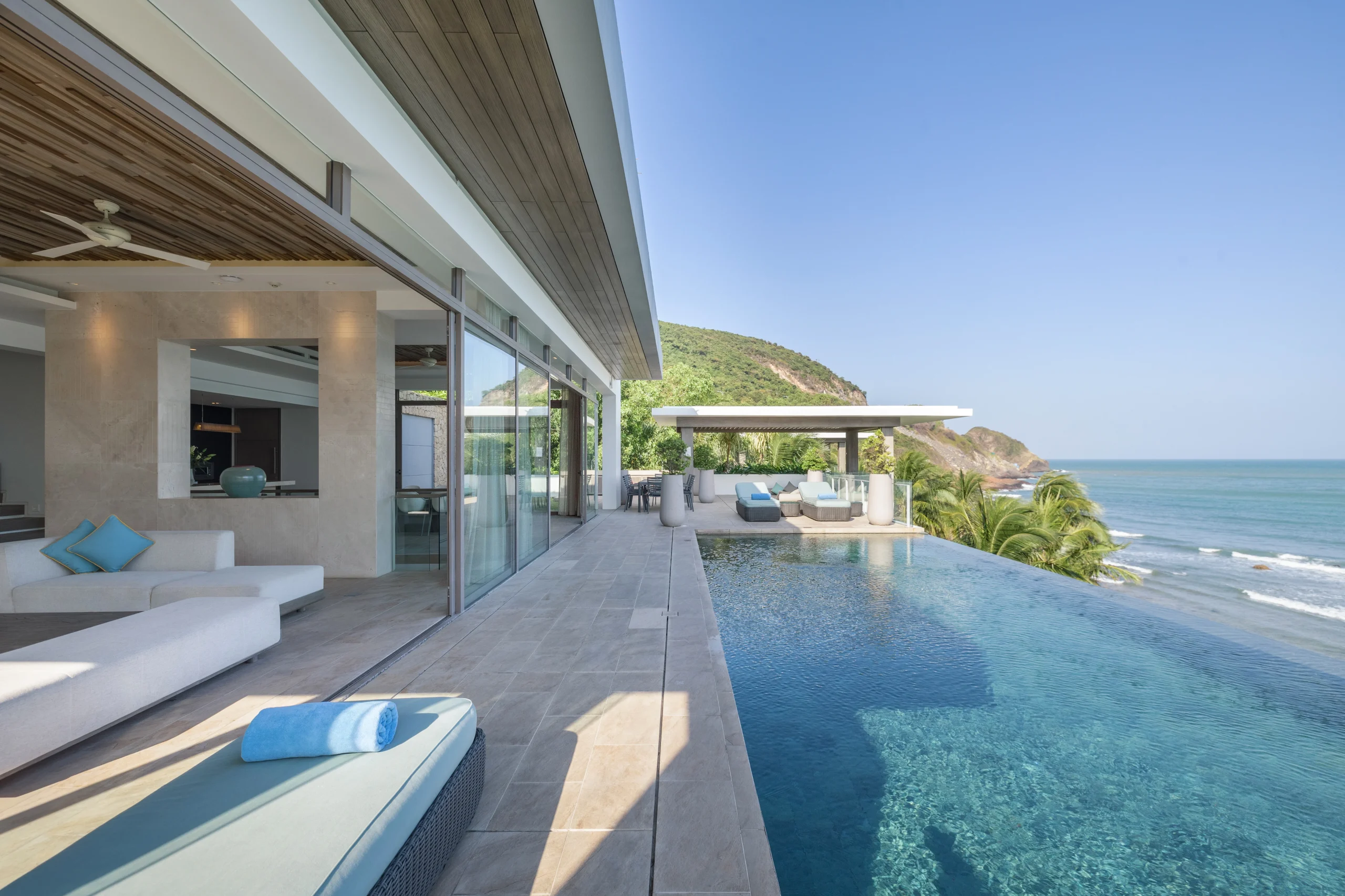 Hồ bơi tại Mia Resort Nha Trang