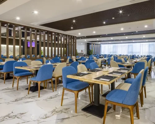 Không gian nhà hàng tại Miracle Luxury Hotel Nha Trang