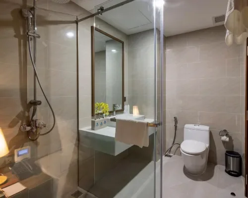 Phòng tắm có buồng tắm kính tại Miracle Luxury Hotel Nha Trang