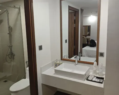 Bồn rửa phòng tắm tại Miracle Luxury Hotel Nha Trang